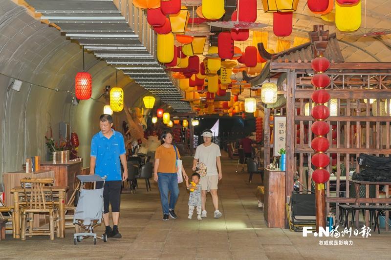 福州乌山防空洞入口，蓝色“人防工程”标识牌和厚重的防护门清晰可见