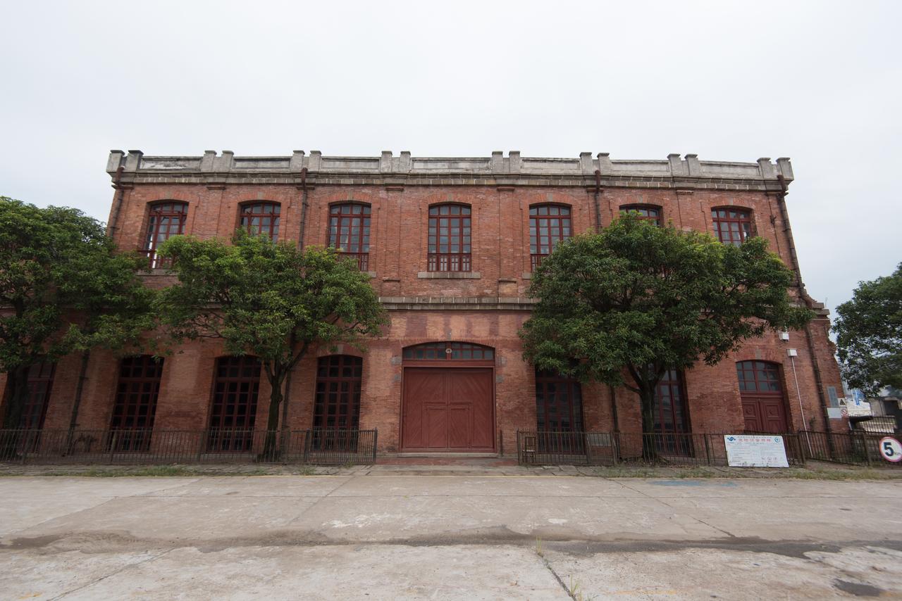 船政学堂旧址法式二层小楼外景，红砖、灰石板瓦和拱形窗洞