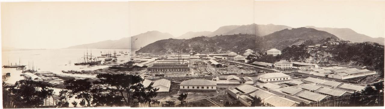 从罗星塔远眺马尾造船厂厂区，红色龙门吊和船台
