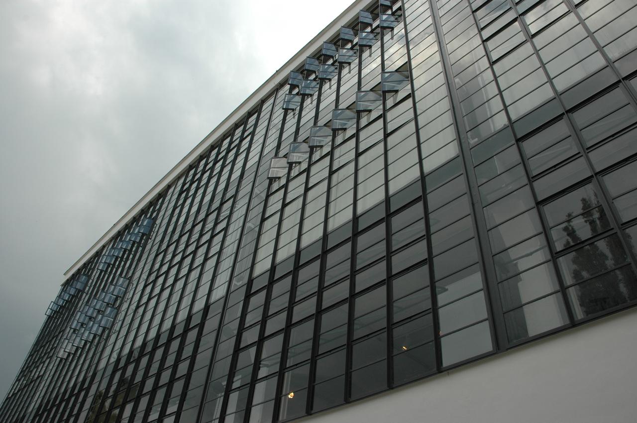 包豪斯德绍校舍工坊翼外立面，玻璃幕墙与 BAUHAUS 垂直标识