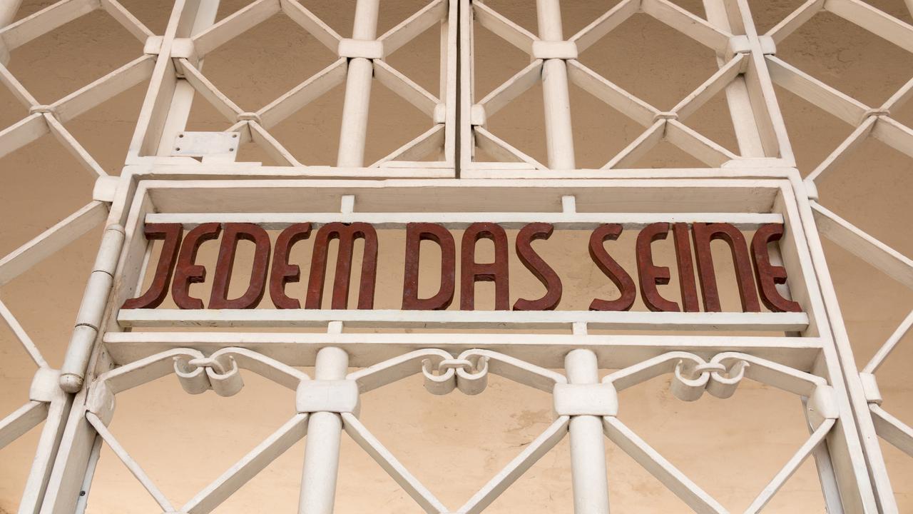 布痕瓦尔德集中营营门，门梁上嵌"Jedem das Seine"铭文
