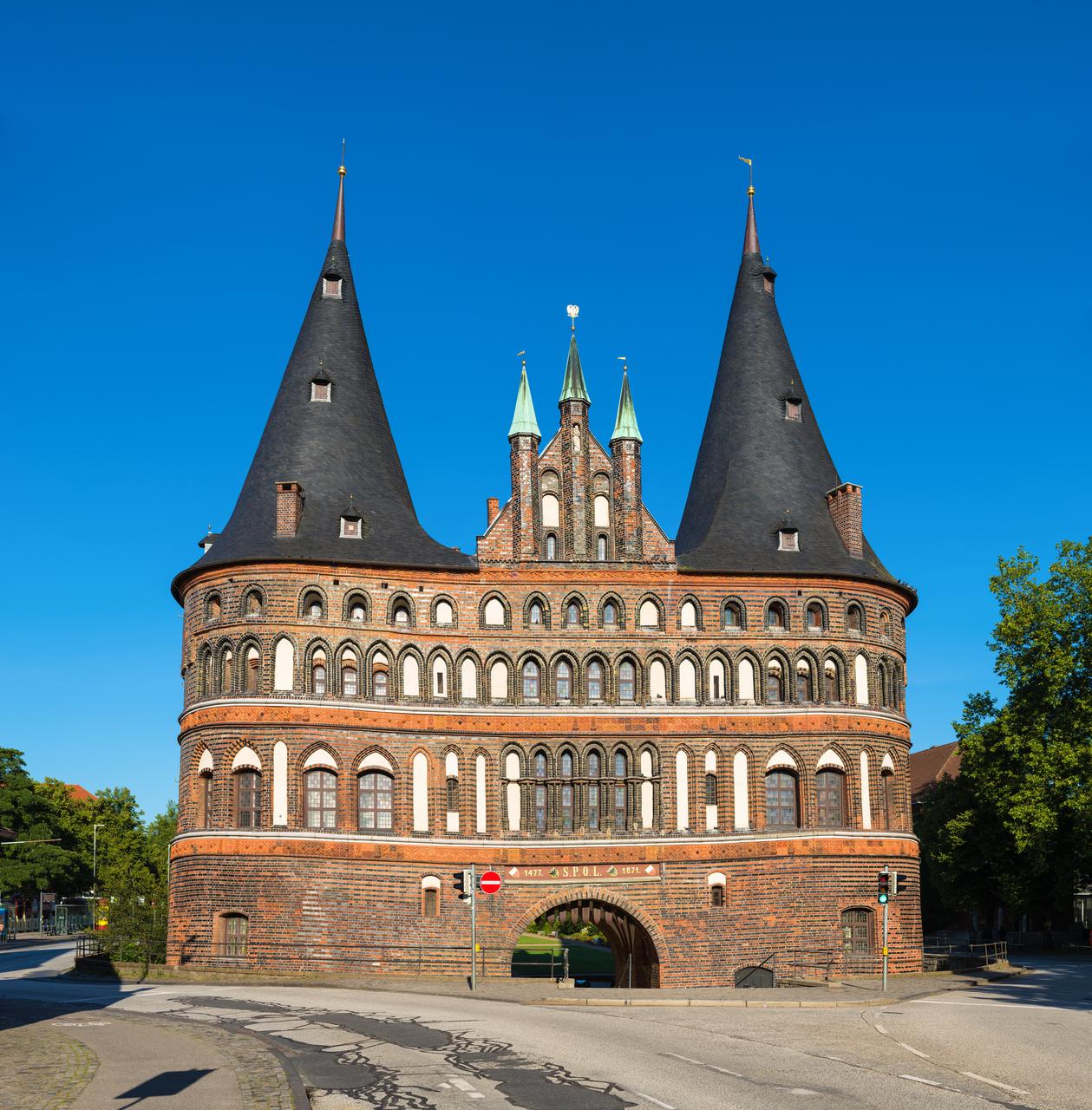 Holstentor 城市侧，大面积窗户和装饰性山墙