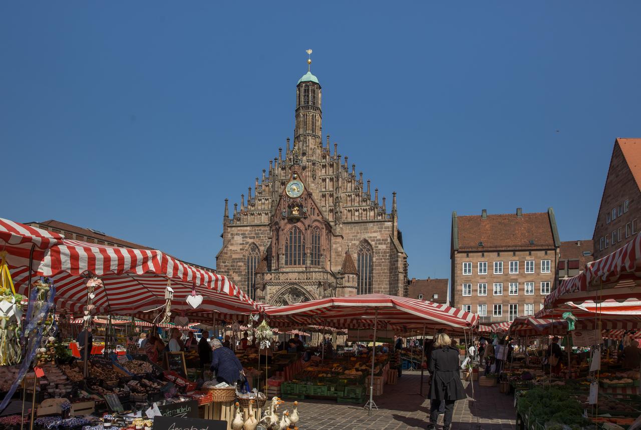 纽伦堡 Hauptmarkt 广场的 Frauenkirche 和 Schöner Brunnen