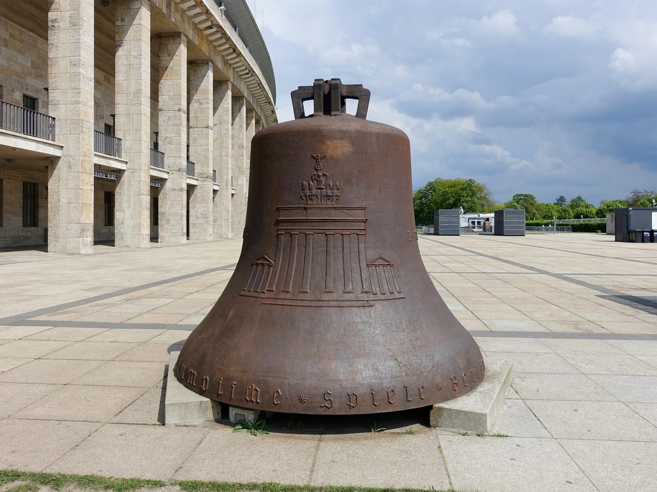 Olympic Bell 表面刻字特写，1936 年痕迹