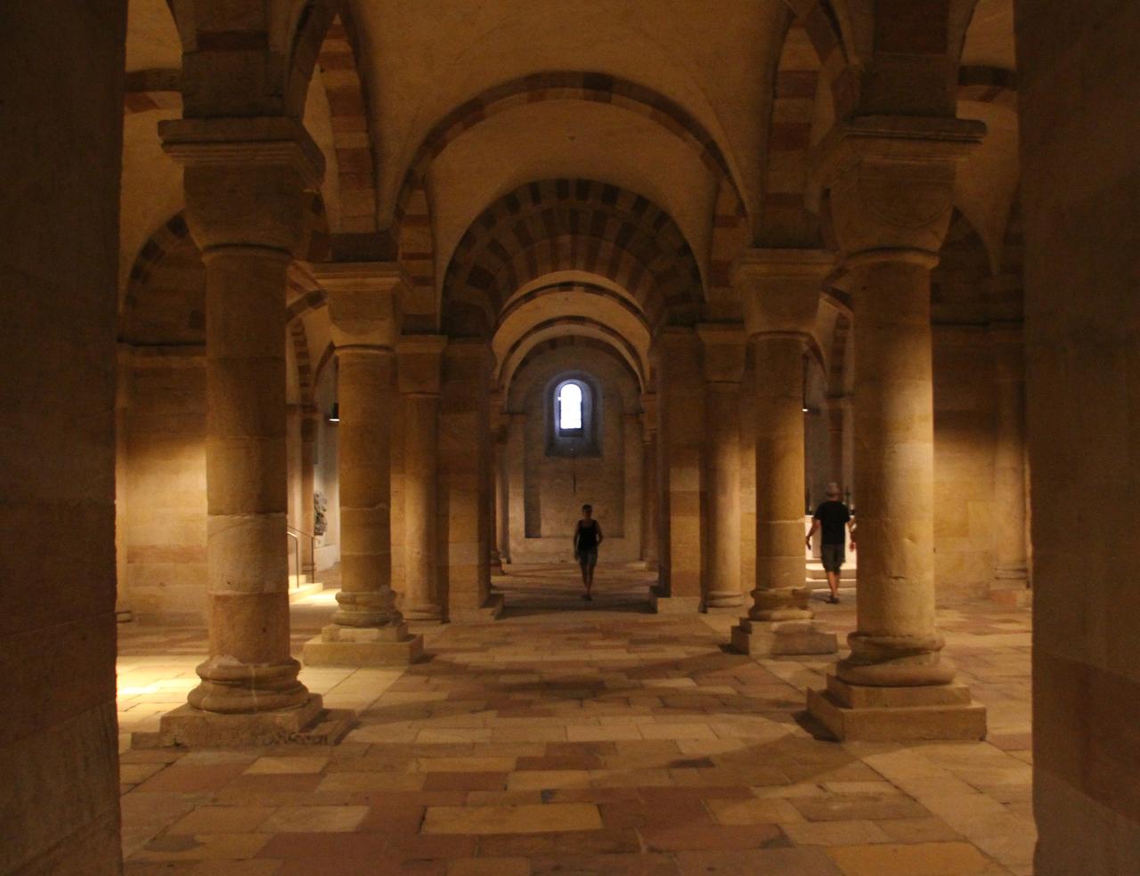 Speyer Cathedral 地下墓室，42 根立柱支撑的 Romanesque 列柱空间