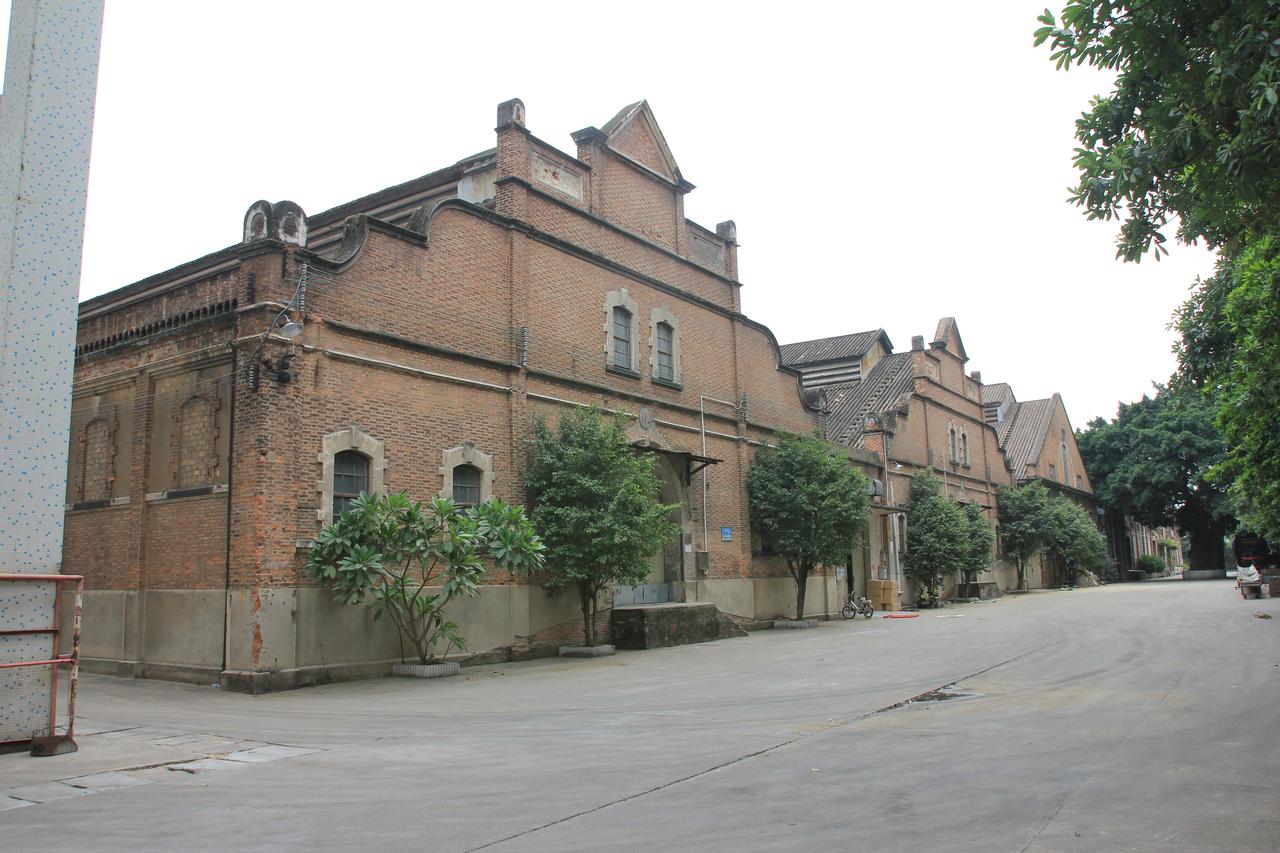 渣甸仓红砖仓库外景，大跨度钢架屋顶与三角形山墙