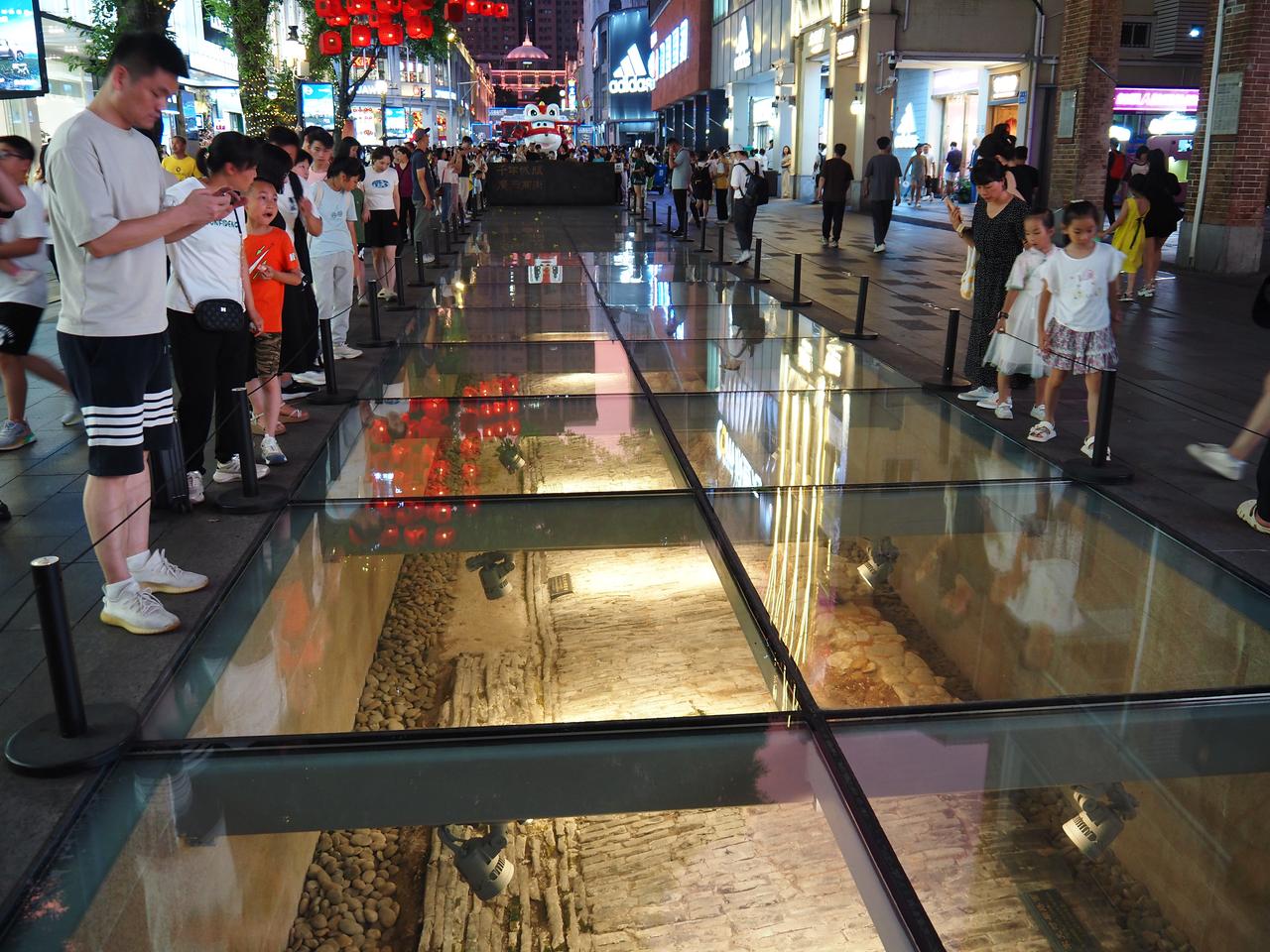 钢化玻璃罩下的11层历史路面叠压