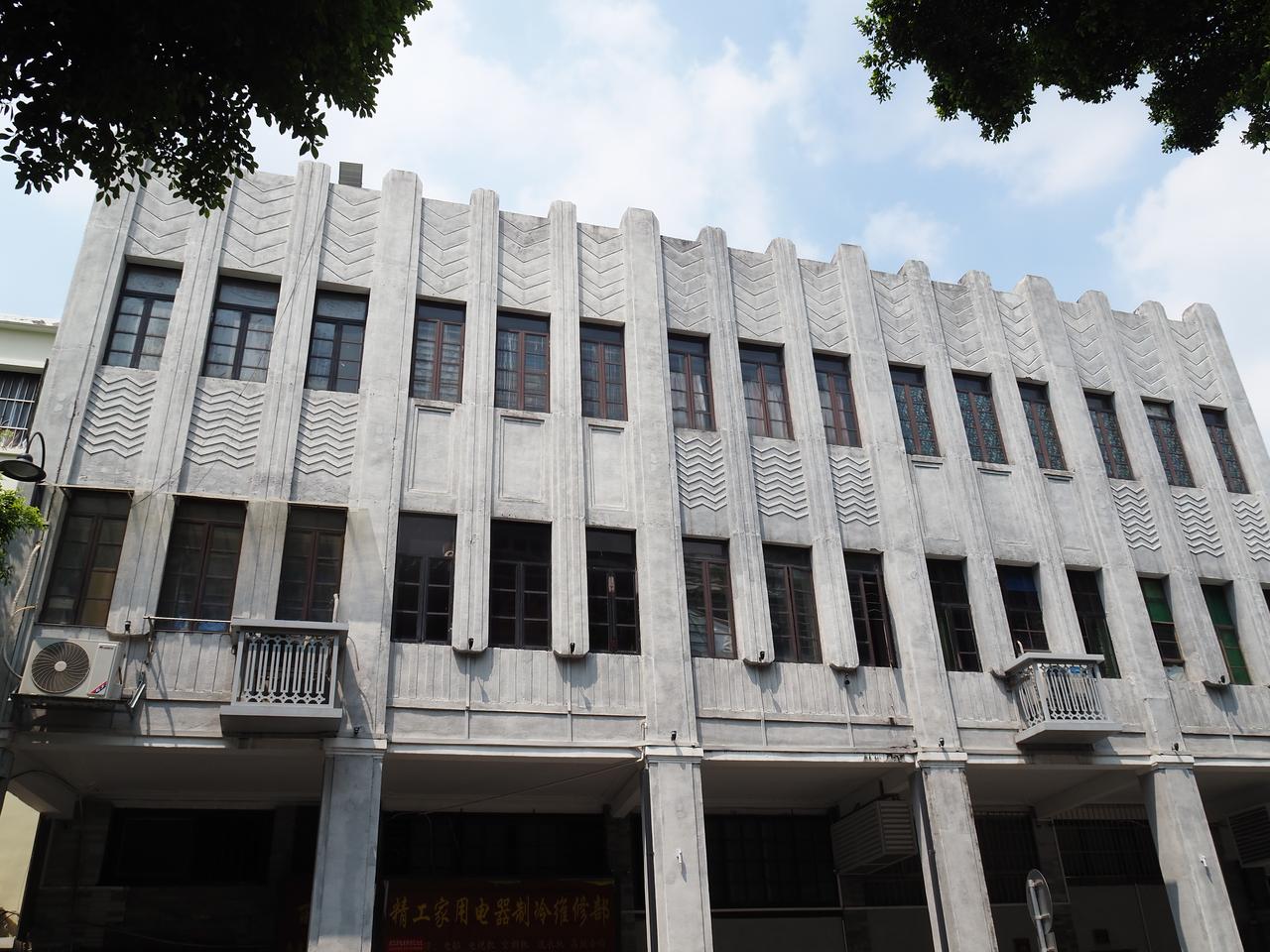 从恩宁路宝华路口向西望骑楼街，首层廊道贯通整条街