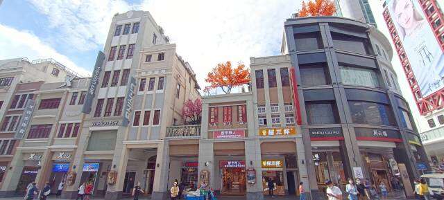 高第街狭窄的街景，两侧竹筒屋面宽极窄