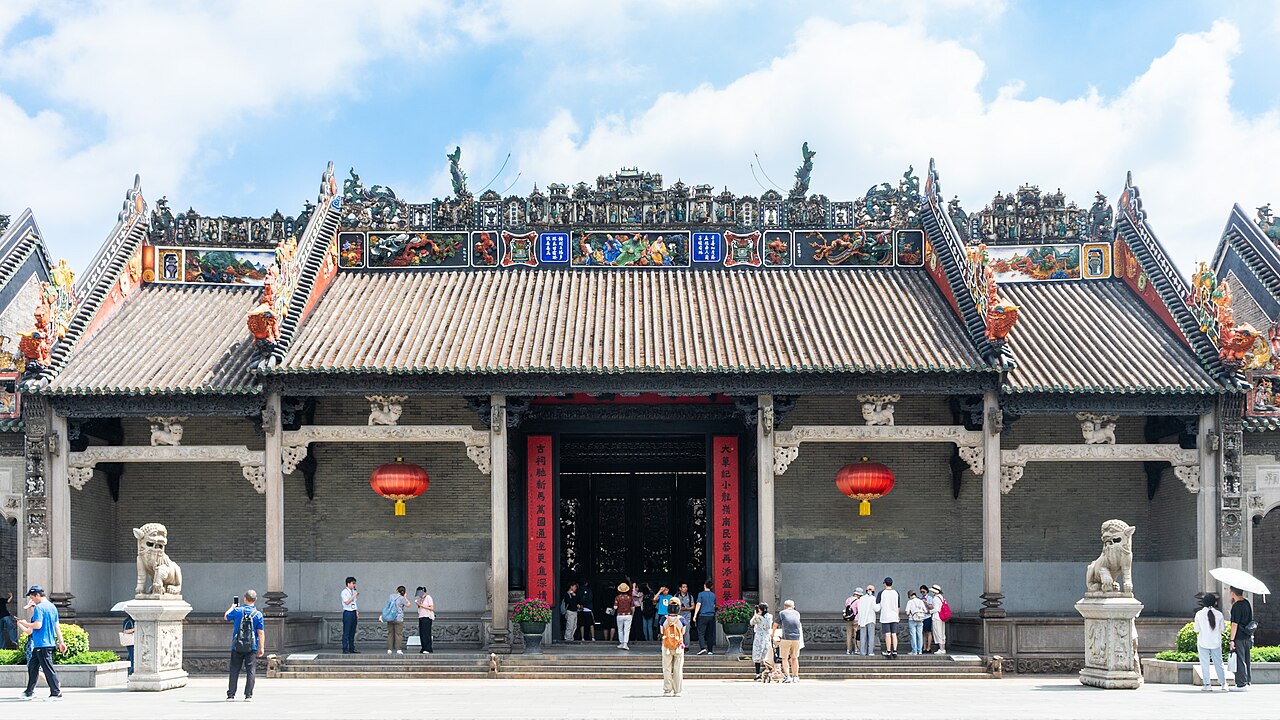 陈家祠正门外景，三扇朱红大门和门前广场