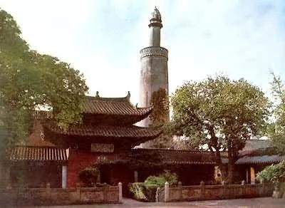 光塔基座近景：砖砌结构与灰沙涂层细节