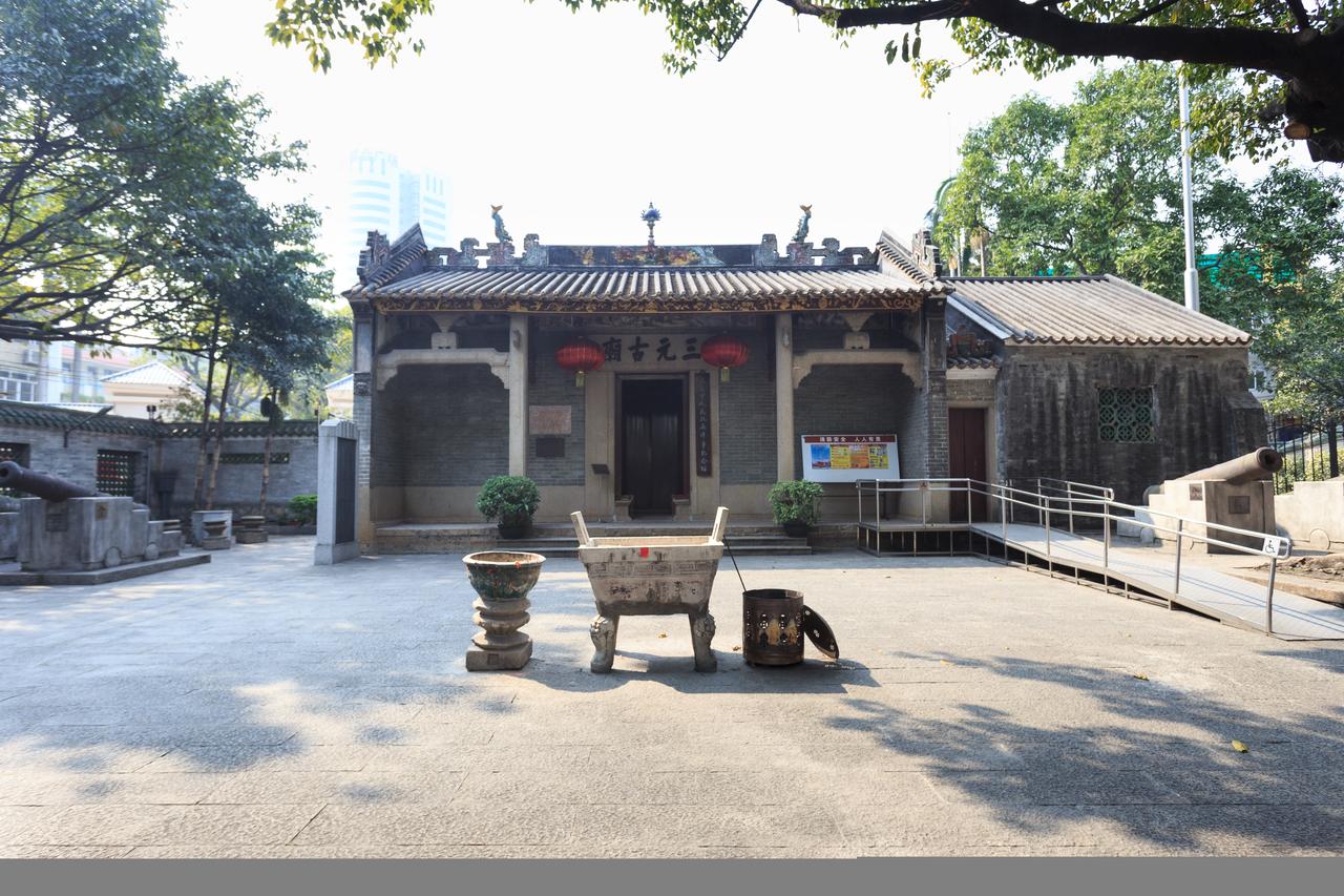 三元古庙正面，青砖绿瓦，庙前有开阔的广场