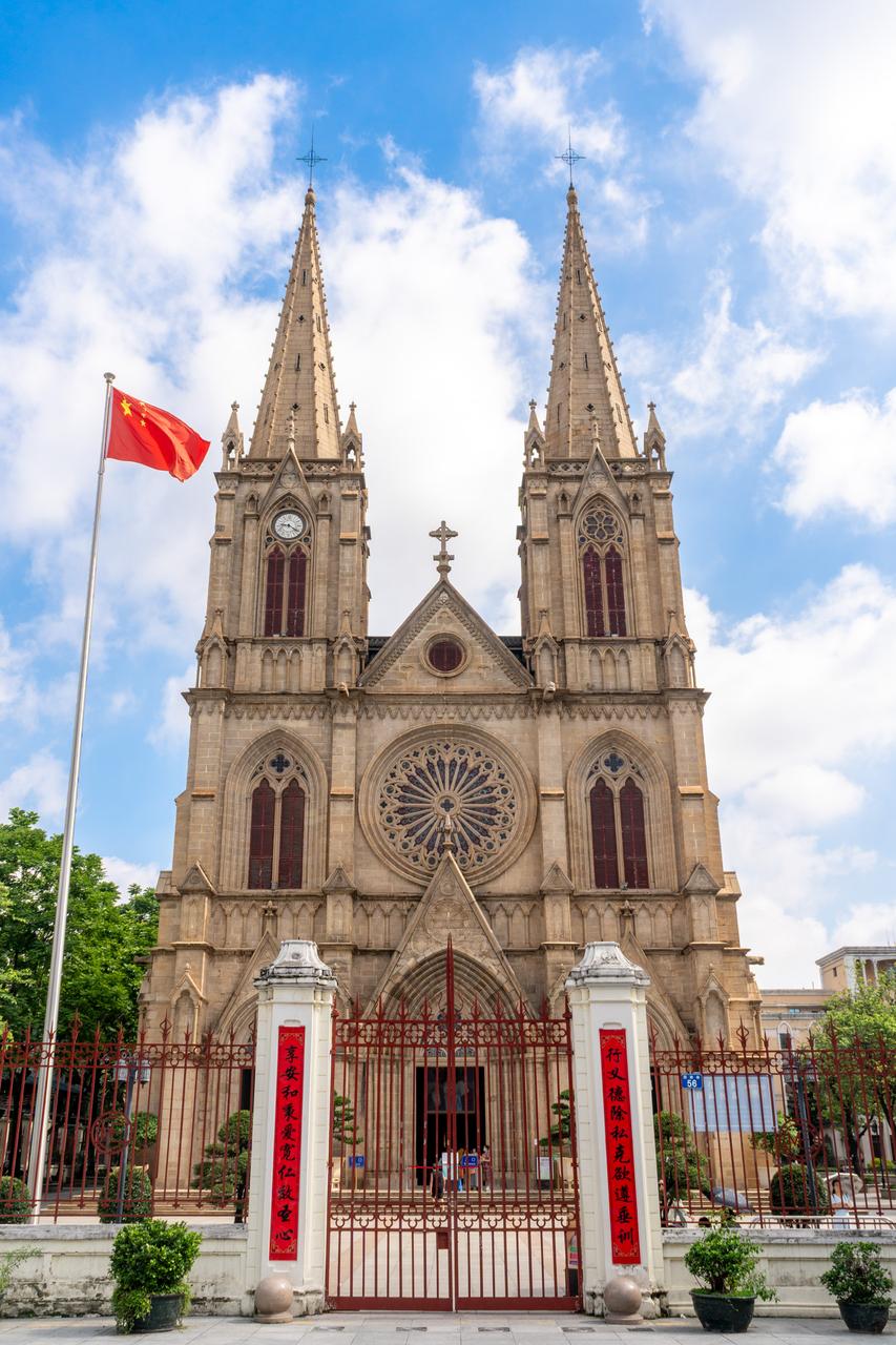 石室圣心大教堂正立面，双尖塔与玫瑰花窗