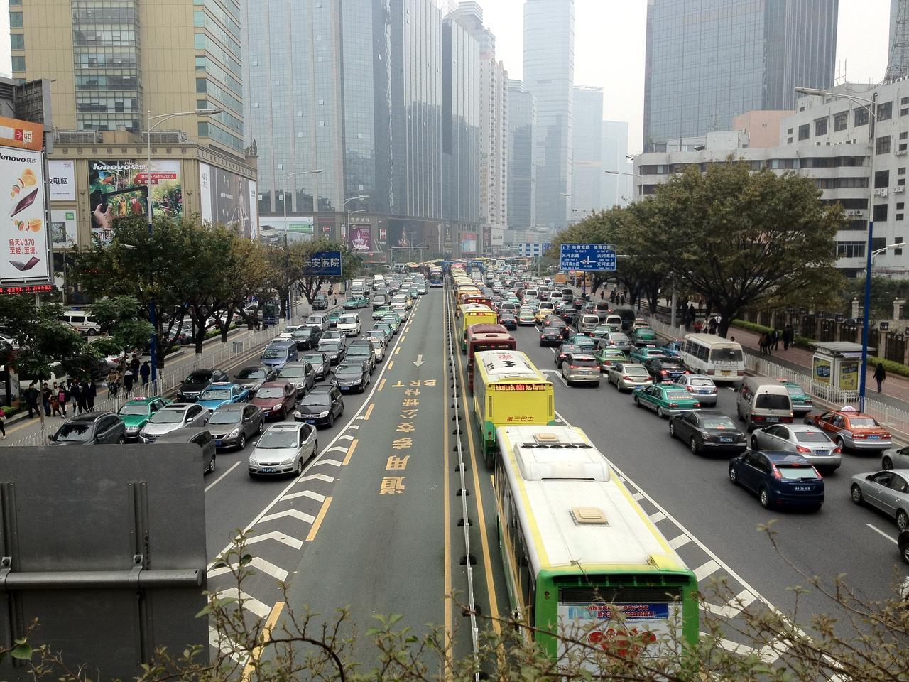 天河路街景：玻璃幕墙商业体与传统瓷砖外墙商业体并置