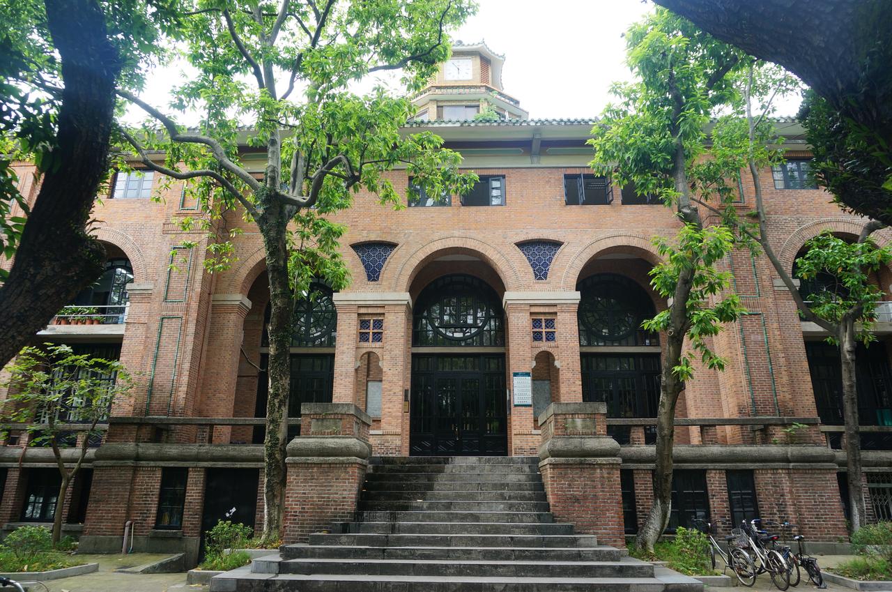 格兰堂钟楼外观，三层红砖建筑顶部的钟楼清晰可见