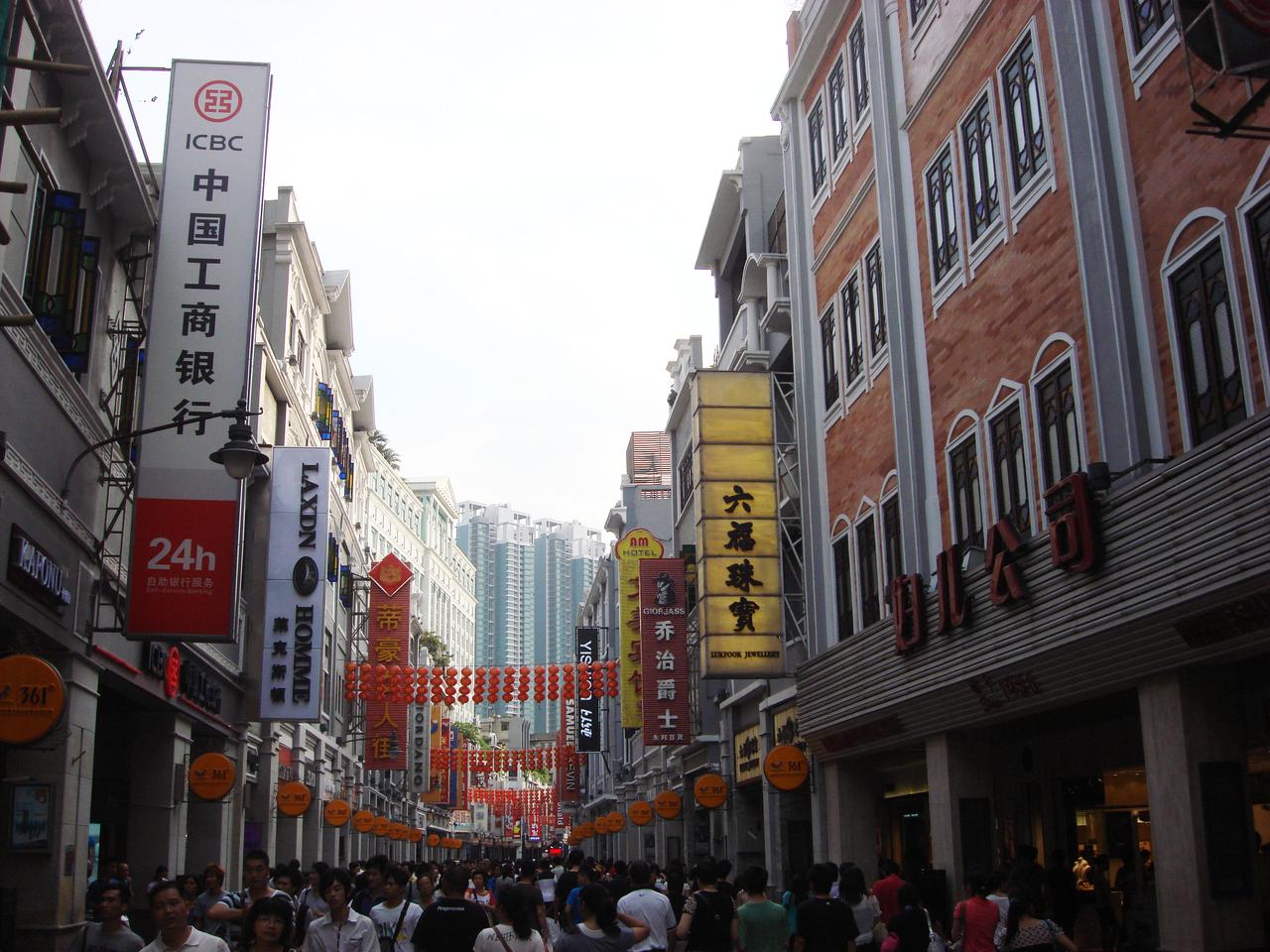 下九路骑楼步行街的繁忙景象