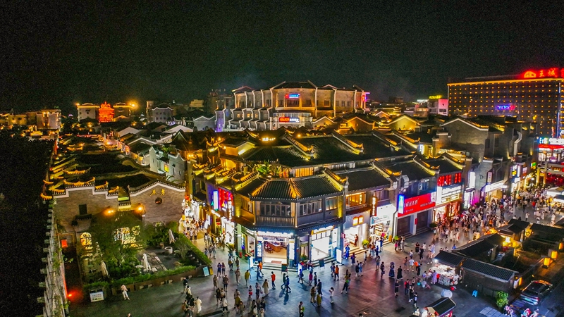 东西巷夜景，仿古建筑在灯光下呈现桂北传统风格