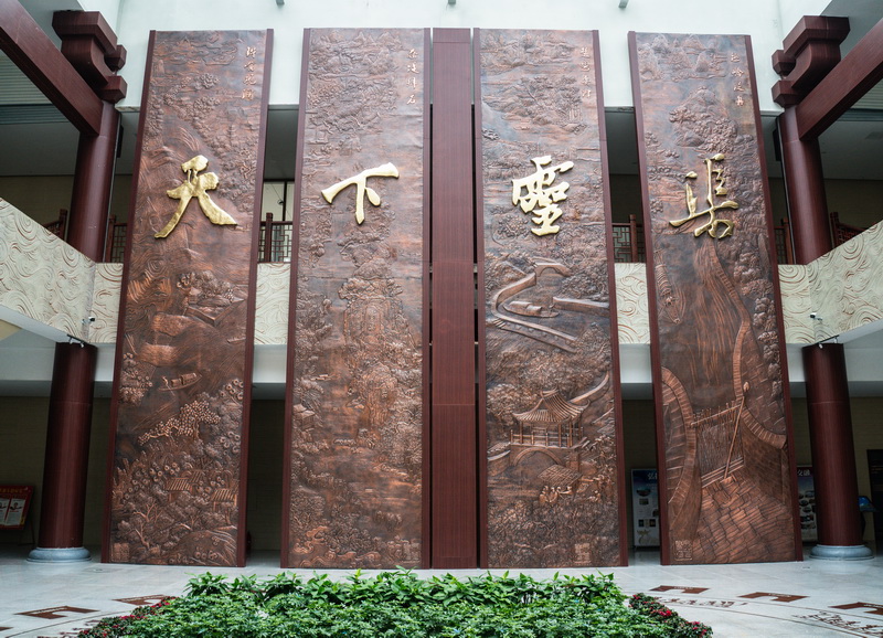 灵渠南渠石砌渠道，两岸用料石叠砌，渠道保持稳定的水面宽度