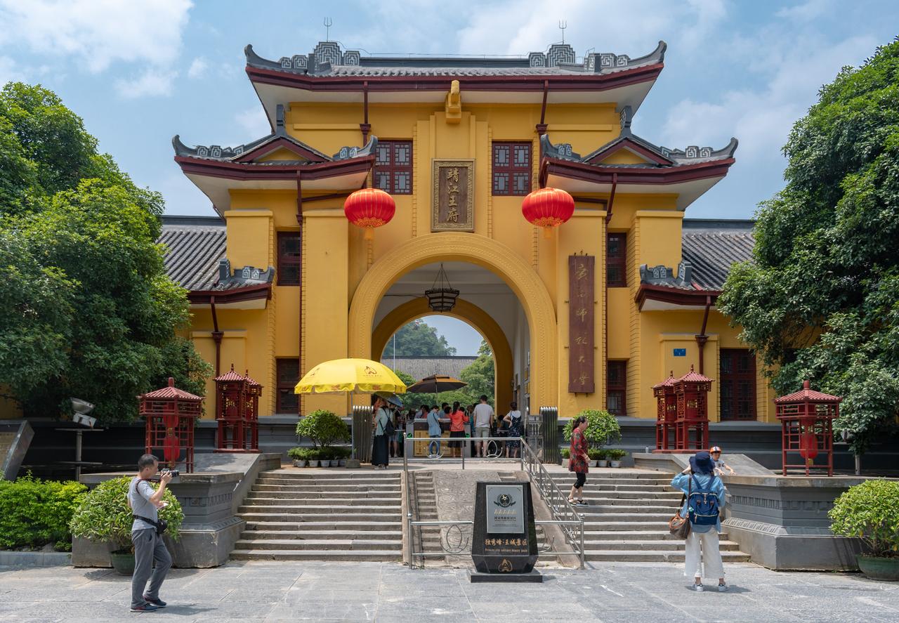 承运门正面，明代石砌台基上方是民国重建的门楼