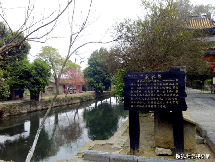 秦城遗址夯土城墙遗迹，两千年前的军事驻地轮廓依稀可辨