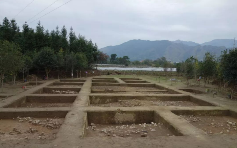 秦城遗址考古发掘揭露的建筑基址，展示了夯土台基和排水设施