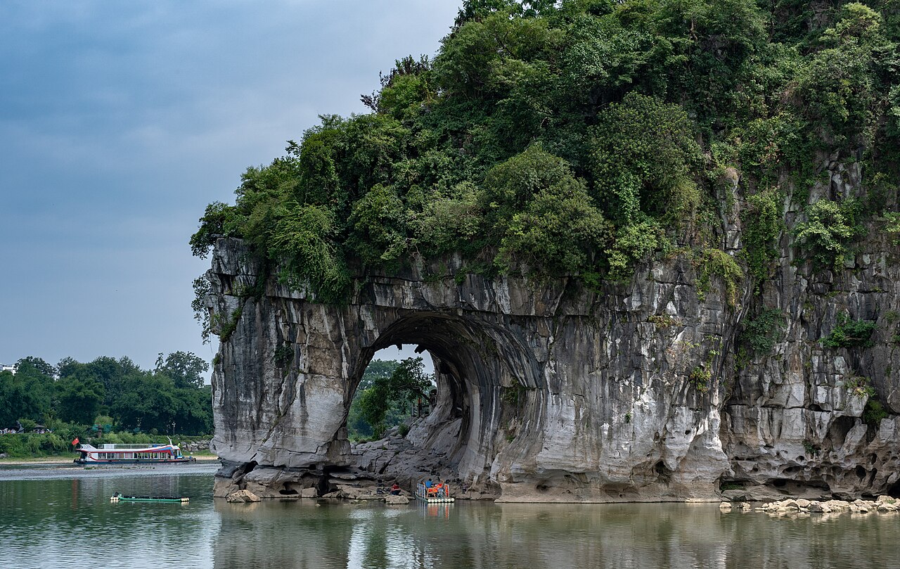 象鼻山侧面全景，可见象鼻、水月洞和漓江水面