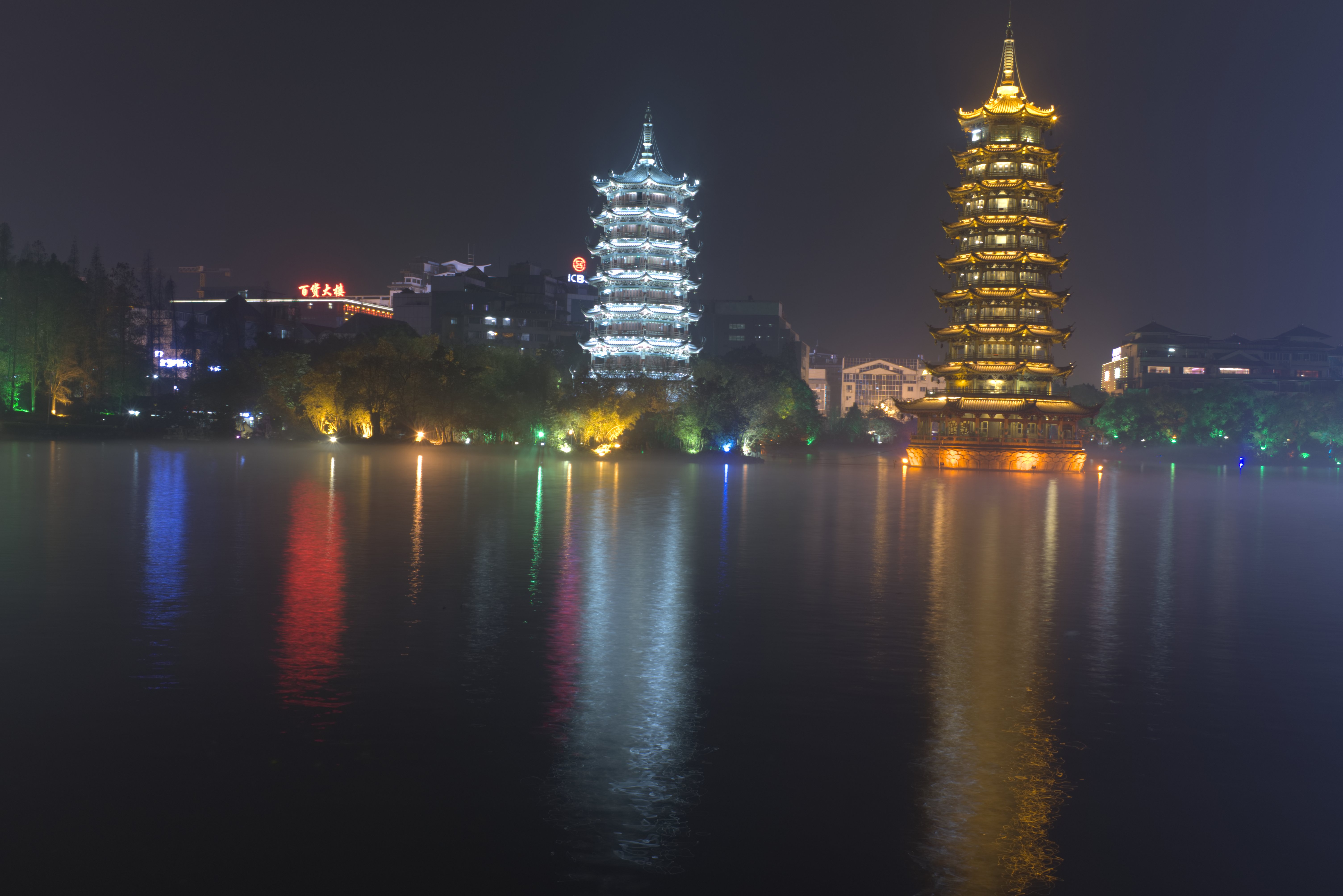 象鼻山正面远景，漓江与桃花江在此交汇，山形如大象伸鼻饮水