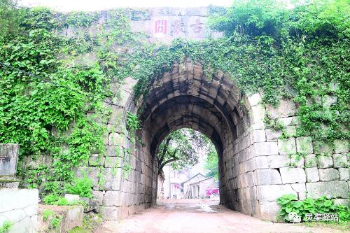 严关拱门关墙，门额嵌"古严关"石刻