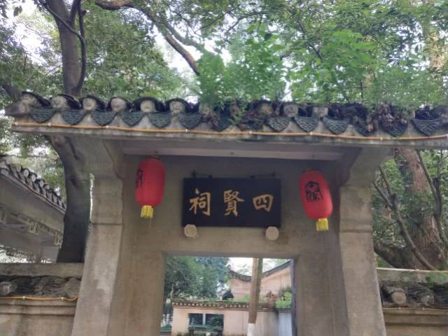 四贤祠内的古树吞碑奇观，树根将乾隆石碑逐步包裹