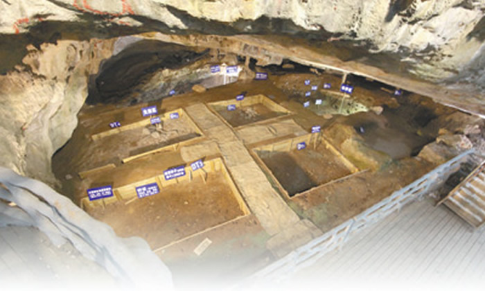 甑皮岩遗址出土的史前石器和陶器，展示了先民的生产工具