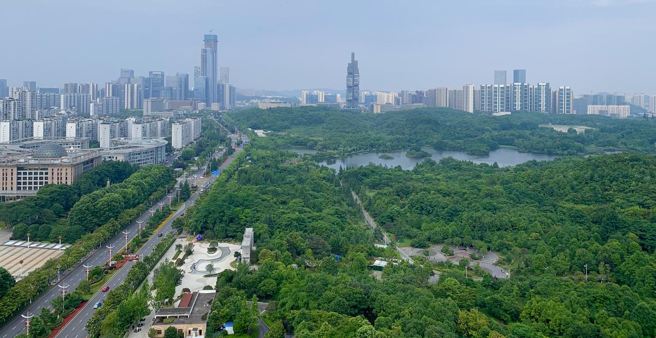 贵阳盆地全景，现代建筑群与远山交融