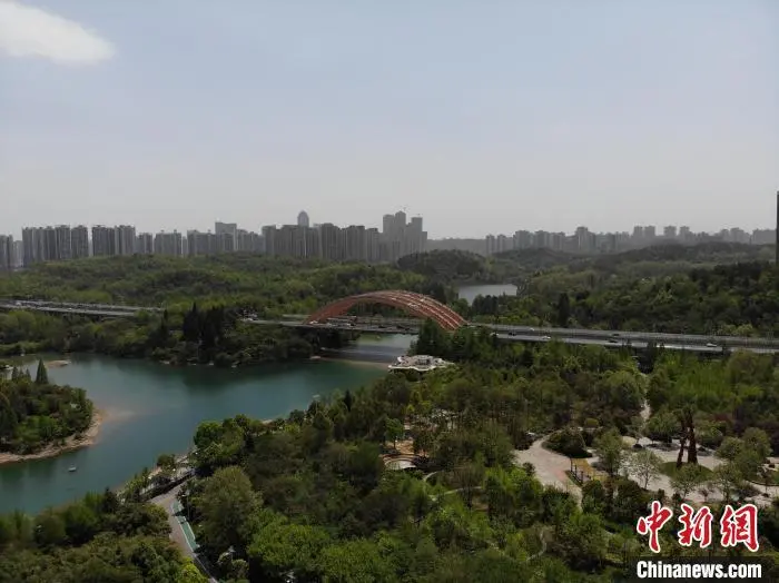观山湖公园与周边城市天际线，水面倒映现代建筑