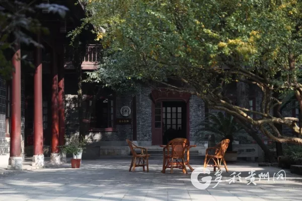 电台街窄巷与大觉精舍藏经楼，木楼从民居屋顶升起