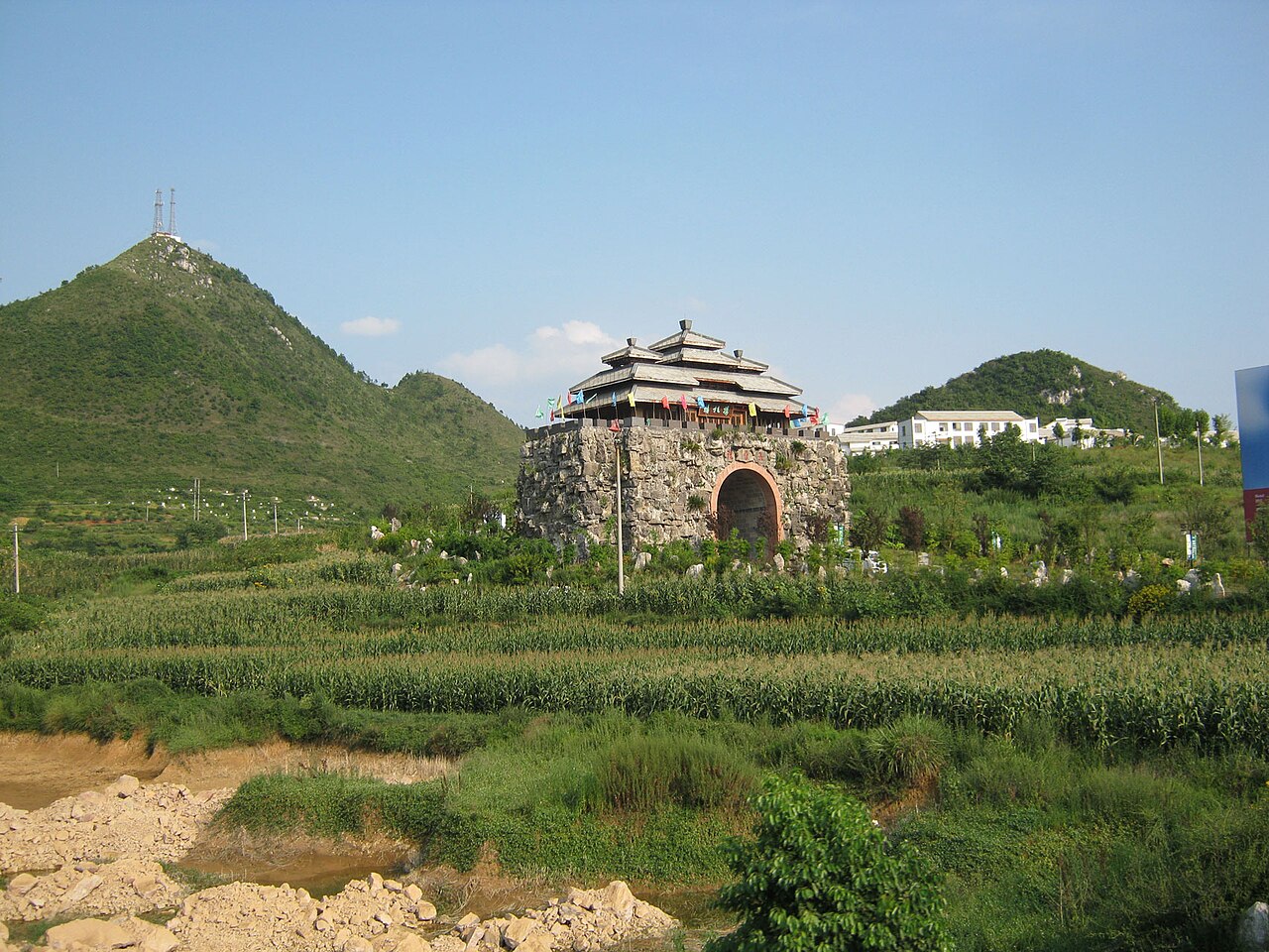 花溪河与坝上桥，远处是麟山