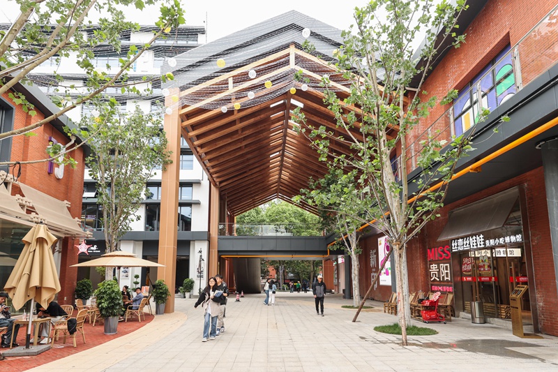 小河经开区黄河路景观，红砖老厂房与商品房的代际对比