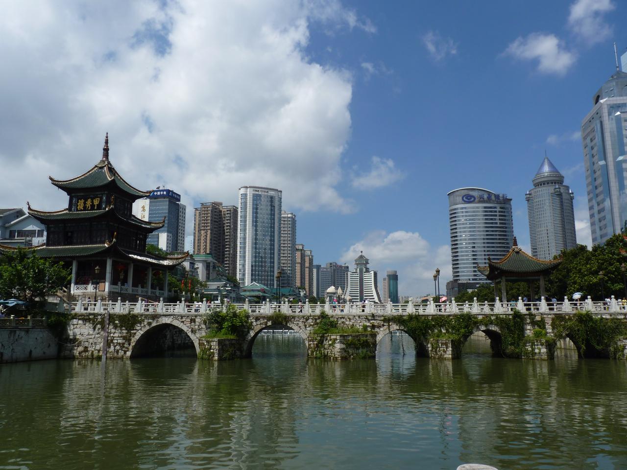 甲秀楼与南明河的全景关系，图中可见浮玉桥、鳌矶石和南明河