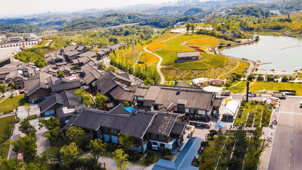 天河潭奥特莱斯街区依山势而建，中庭保留天然溪流作为景观轴