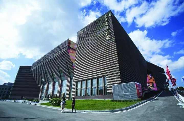 贵州省博物馆新馆展厅内部，展示民族服饰与银饰