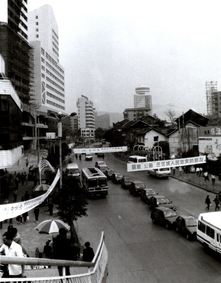 1995年大西门路口，可见人行天桥和周边商业建筑