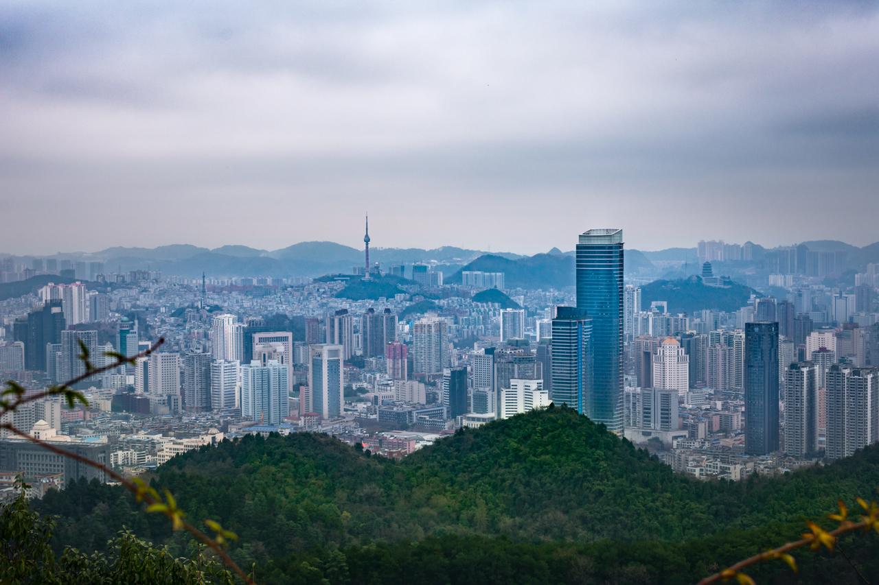 从邻山俯瞰贵阳，可见山体围合的城市格局