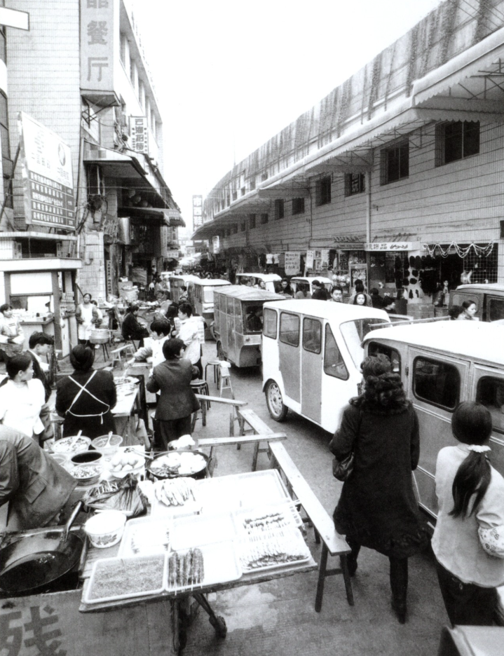 1998年市西路口，可见密集的商铺和熙攘的人流