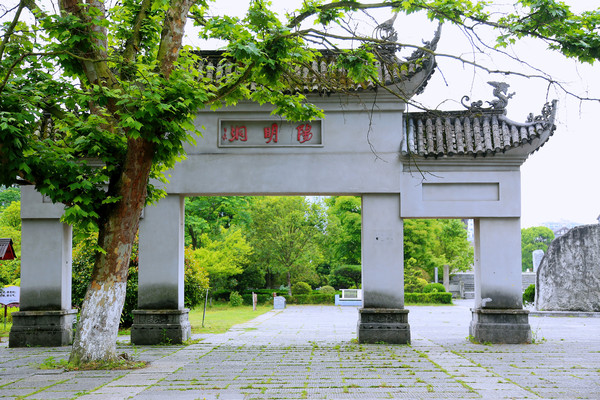 修文阳明洞洞口与青石小院，两株古柏分立石阶两侧