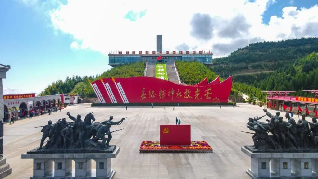 六盘山红军长征纪念碑正面全景