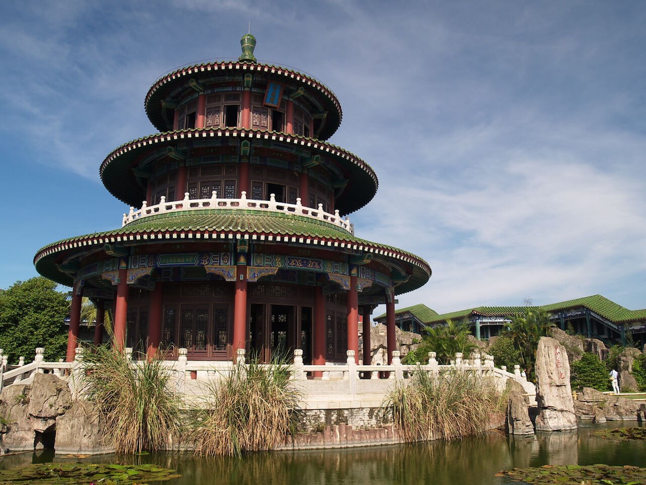 海瑞墓园内景：碑亭与园林