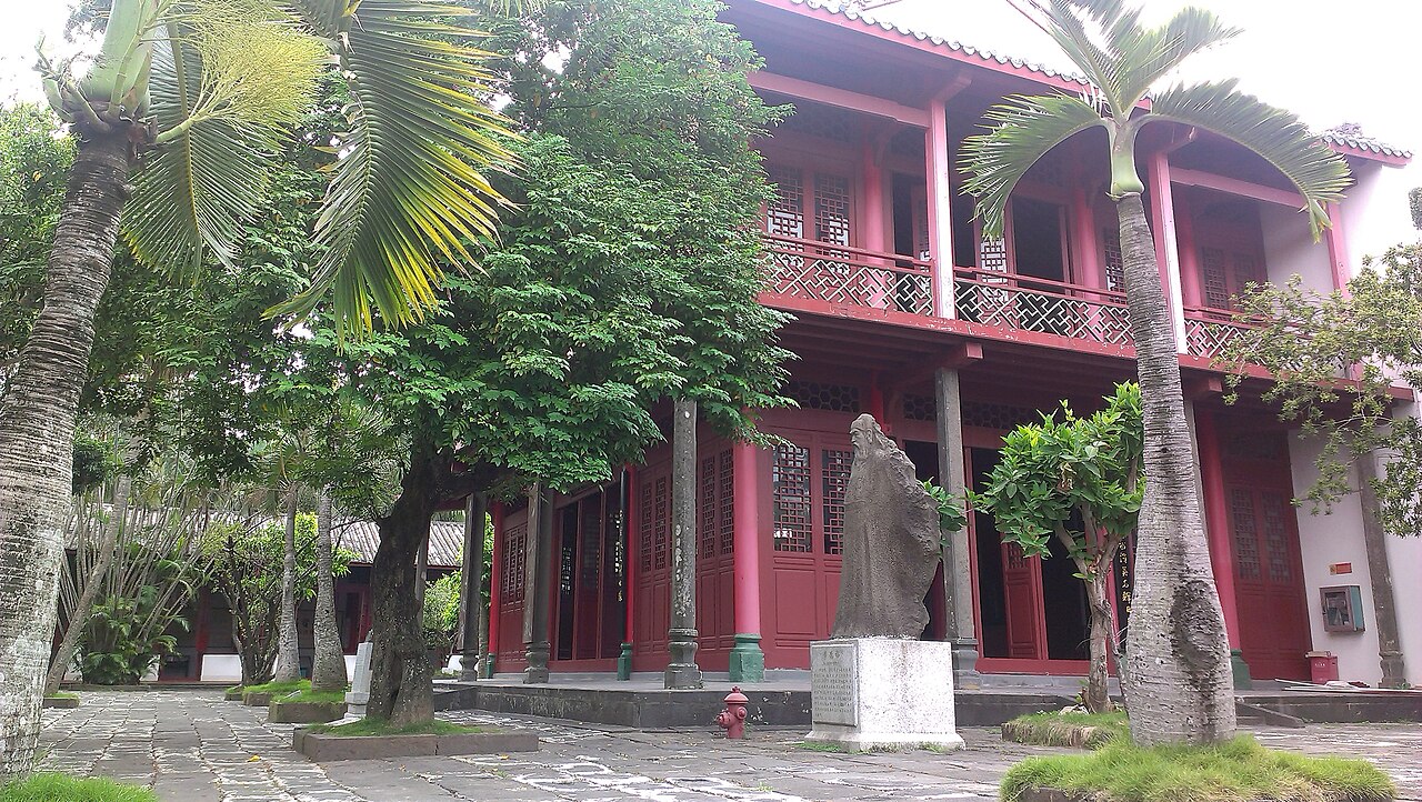 五公祠园林景观：红墙绿瓦与热带植物
