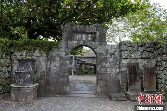 三卿村旁的石垒梯田，火山石垒成的围堰层层叠叠