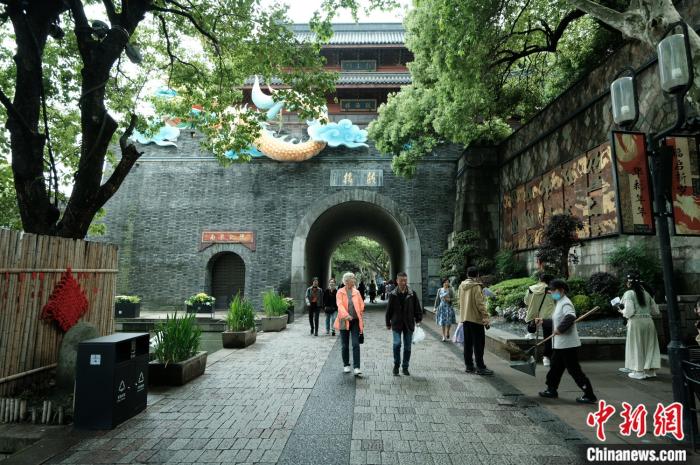 鼓楼现状：三块匾额说明三个历史时期