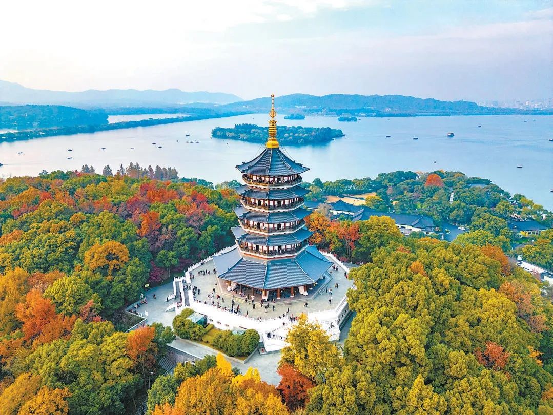 雷峰塔秋色：夕照山上的雷峰塔与西湖秋景