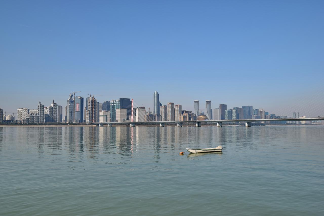 钱江新城天际线：沿江高层建筑群与市民中心同框