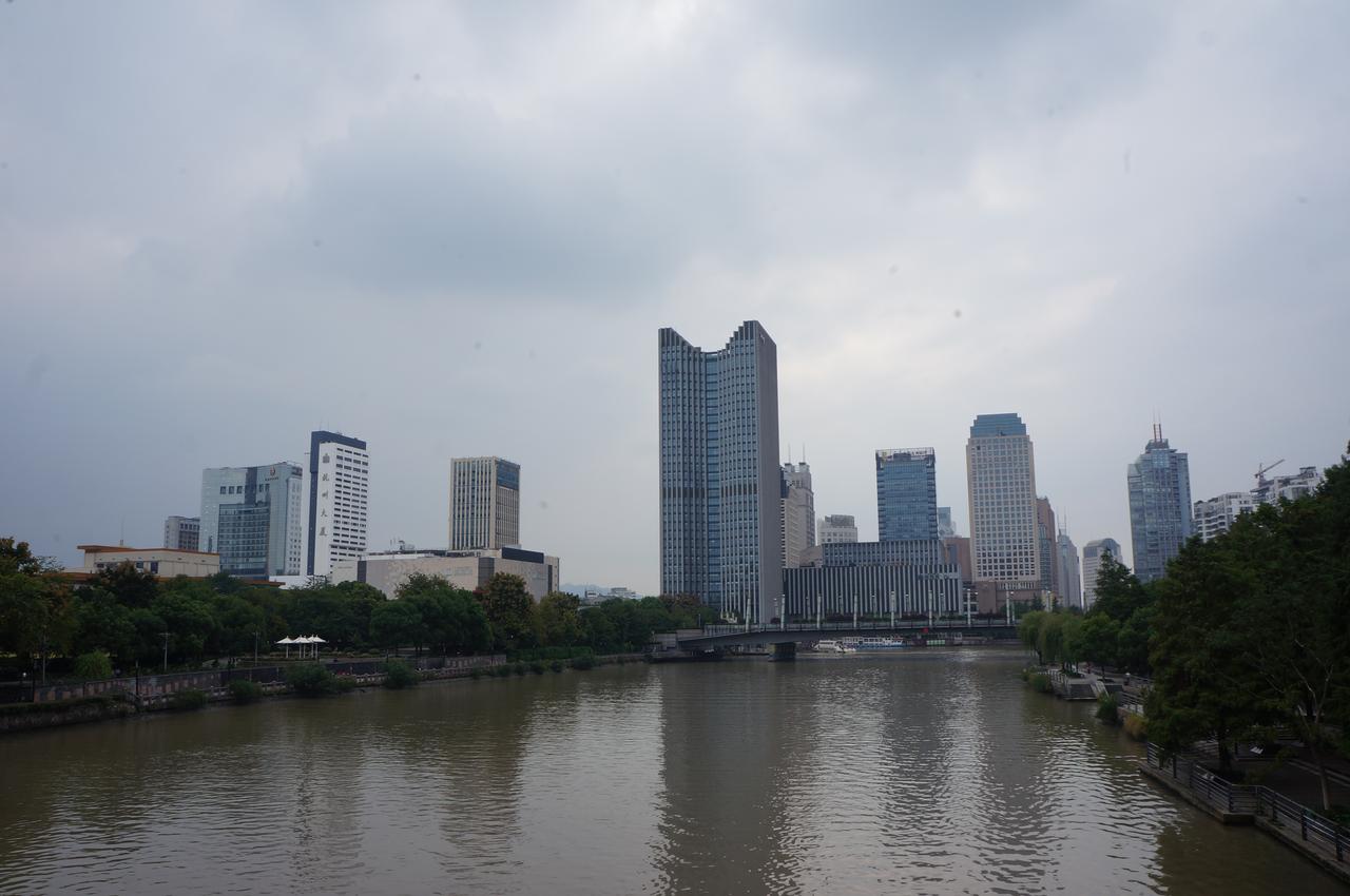拱墅区运河沿岸的密集居住区，河道两岸建筑紧邻水面